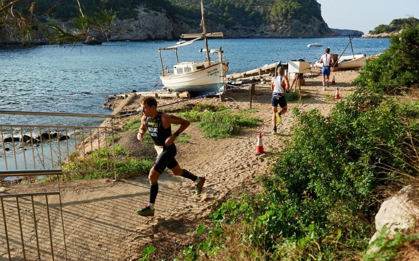 FETRI / Bild von Triathleten, die auf Ibiza laufen