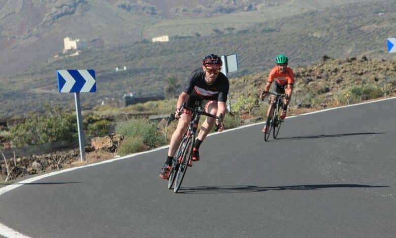 ClubLaSanta/ imagem de alguns ciclistas em Lanzarote