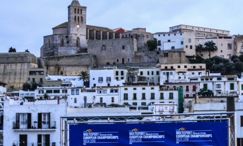 FETRI / image of the city of Ibiza with the podium