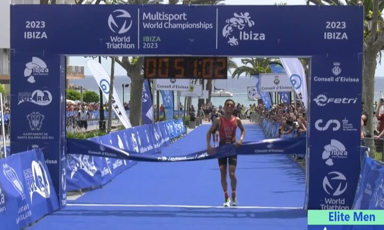 RTVE / Mario Mola entrant sur la ligne d'arrivée de la Coupe du monde d'Ibiza