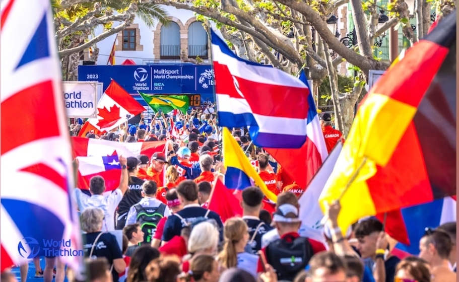World Triathlon/ imagen del desfile del Mundial mutideporte de Ibiza