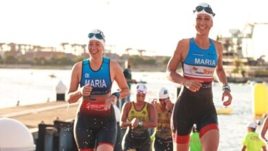 MTRI/ dos triatletas saliendo de la natación