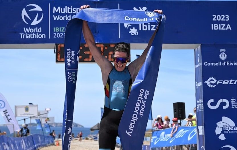 WorldTriathlon / der Sieger an der Ziellinie des Duathlon Cross