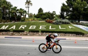 IRONMAN/ ein Triathlet beim Radfahren in Marbella