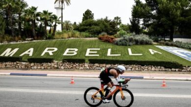 IRONMAN/ un triathlète faisant du vélo à Marbella