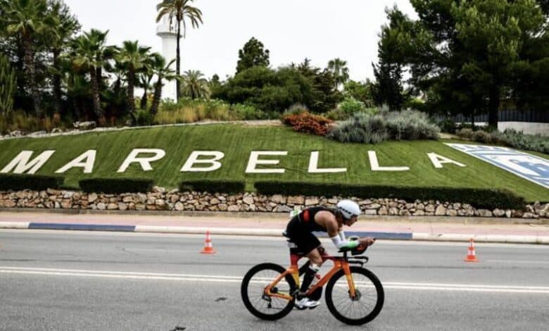 IRONMAN/ um triatleta pedalando em Marbella