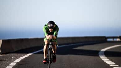 IRONMAN/ un triatleta en la bici en el IRONMAN 70.3 Marbella