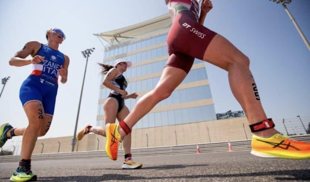 WorldTriathlon/ imagen de triatletas corriendo
