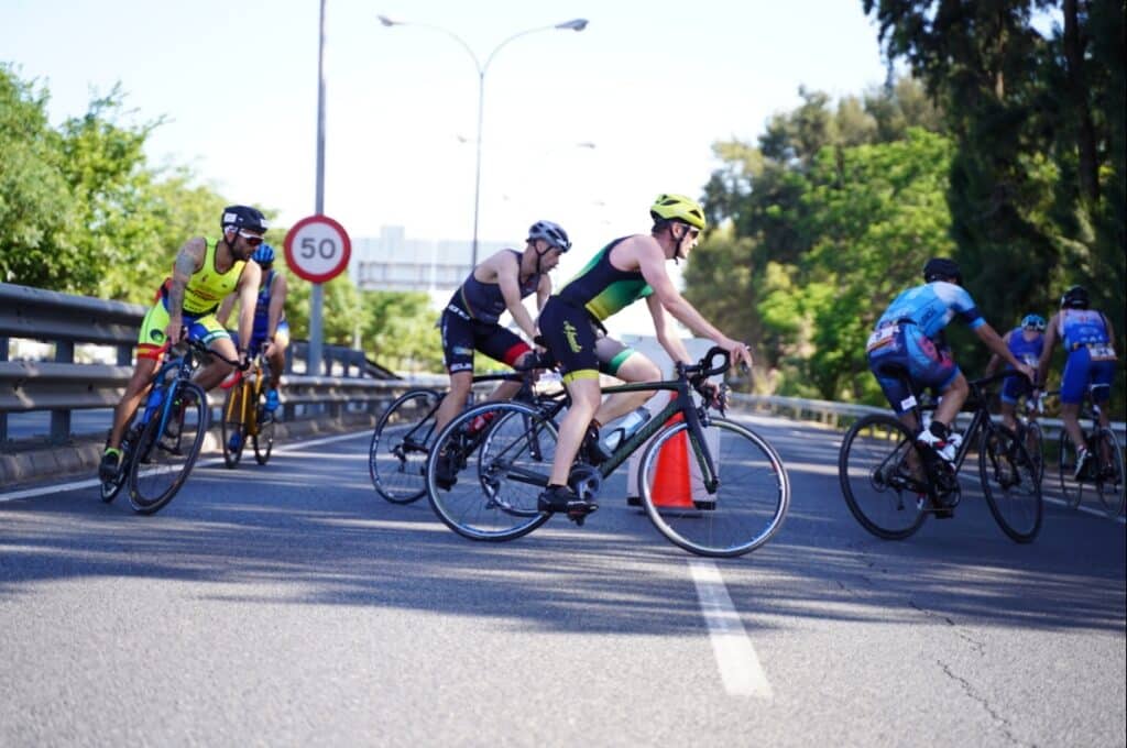 Triatletas en el ciclismo del Triatlón de Sevilla