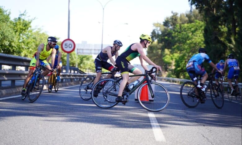 Triatletas no ciclismo de Sevilha Triathlon