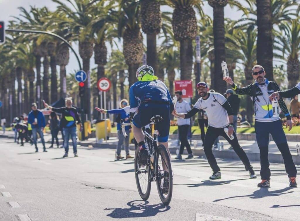Imagen de un triatleta en un avituallamiento del Challenge Salou
