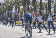 Imagen de un triatleta en un avituallamiento del Challenge Salou