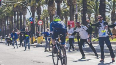 Immagine di un triatleta in un punto di ristoro del Challenge Salou