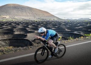 IM / un triathlète dans l'IRONMAN Lanzarote