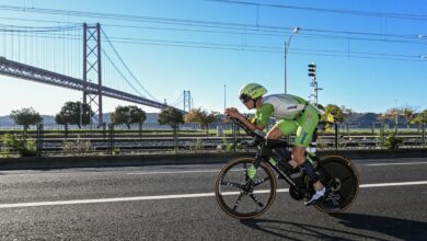 IRONMAN / ein Triathlet auf dem Fahrrad beim IRONMAN Portugal