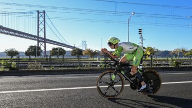 IRONMAN/ un triatleta sobre la bici en el IRONMAN Portugal