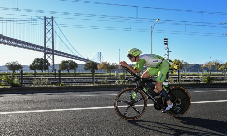 IRONMAN / un triatleta in bici nell'IRONMAN Portugal
