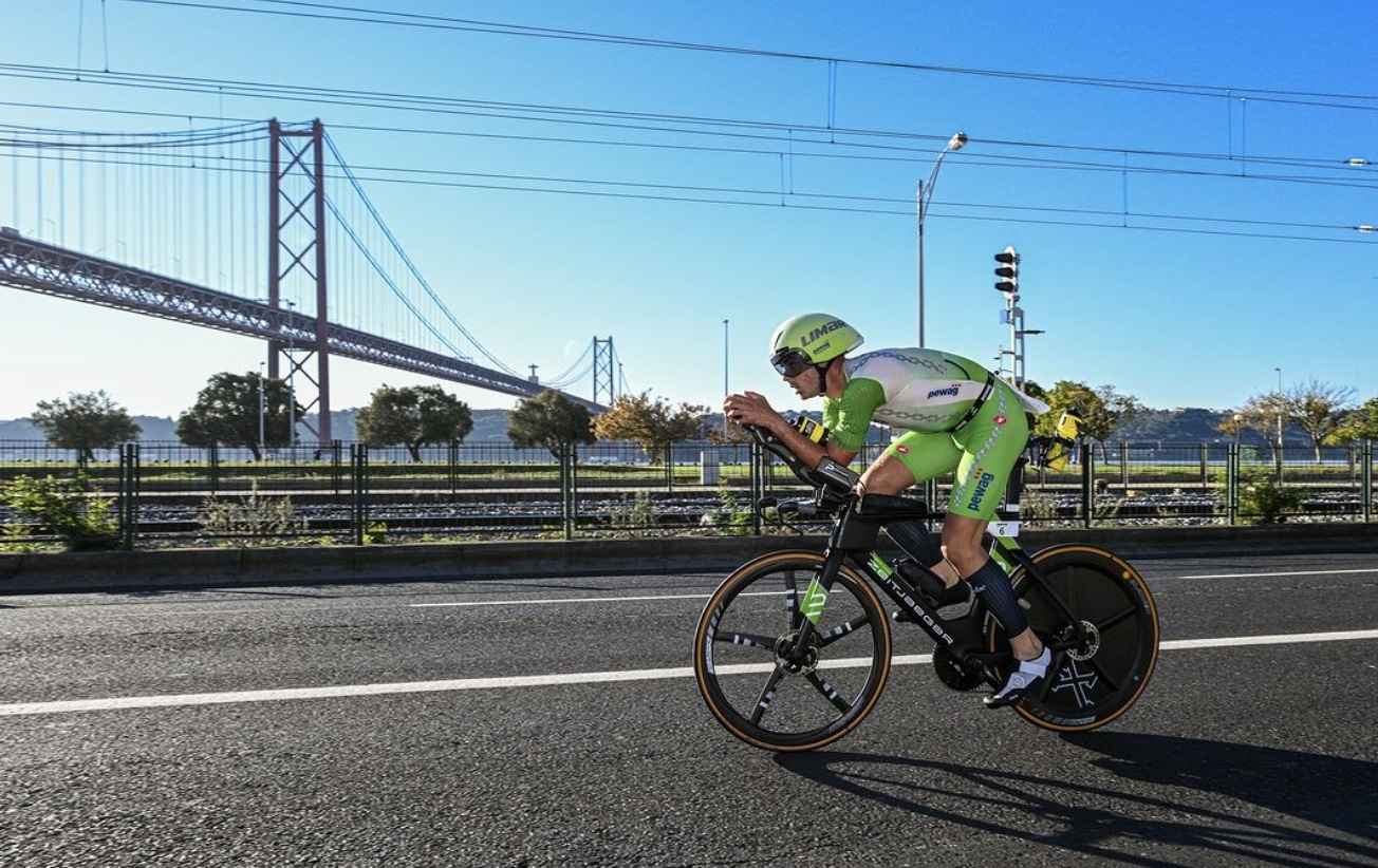 IRONMAN / ein Triathlet auf dem Fahrrad beim IRONMAN Portugal
