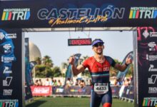 Un triatleta entrando en meta el MTRI Castellón