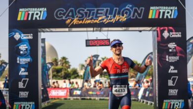 Un triatleta entrando en meta el MTRI Castellón