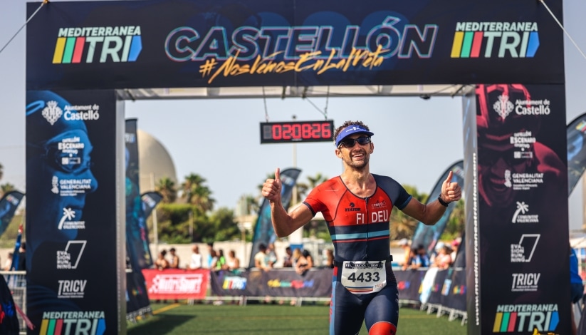 Un triatleta entrando en meta el MTRI Castellón