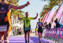 Imagen de un triatleta cruzando la meta del ICAN Gandia