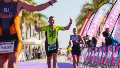 Imagen de un triatleta cruzando la meta del ICAN Gandia