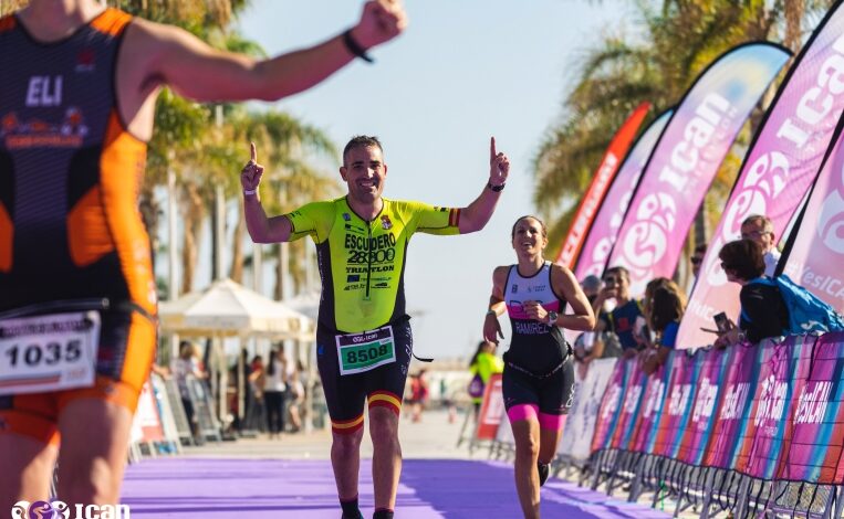 Image of a triathlete crossing the finish line of ICAN Gandia