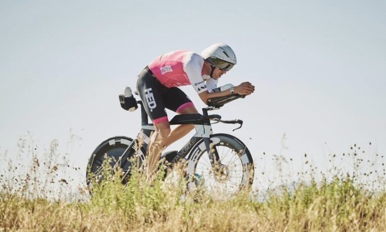 Emilio Aguayo em sua bicicleta