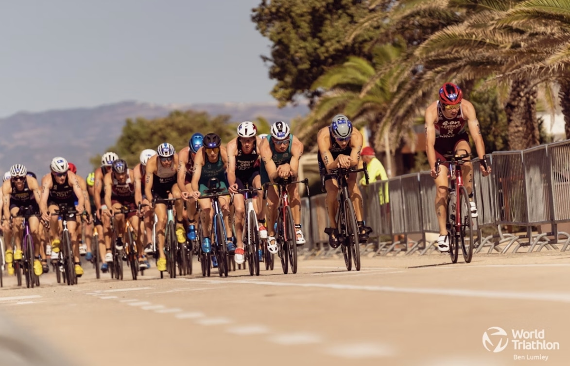 WorldTriathlon/ el pelotón rodando en Cagliari