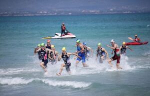 WorldTriathlon/ SAlida del agua en una prueba WTCS