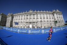 FETRI/ imagen del palacio real de madrid con un triatleta