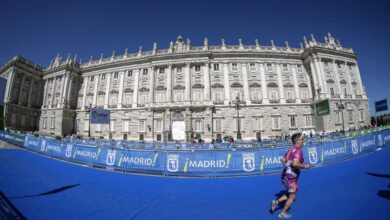 FETRI / immagine del palazzo reale di madrid con un triatleta