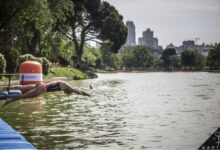 Santa Fotografía/ imagen de una triatleta lanzándose al agua en la Casa de Campo