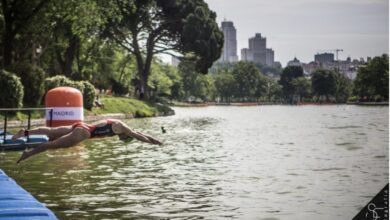 Heilige Fotografie/Bild eines Triathleten, der in Casa de Campo ins Wasser springt