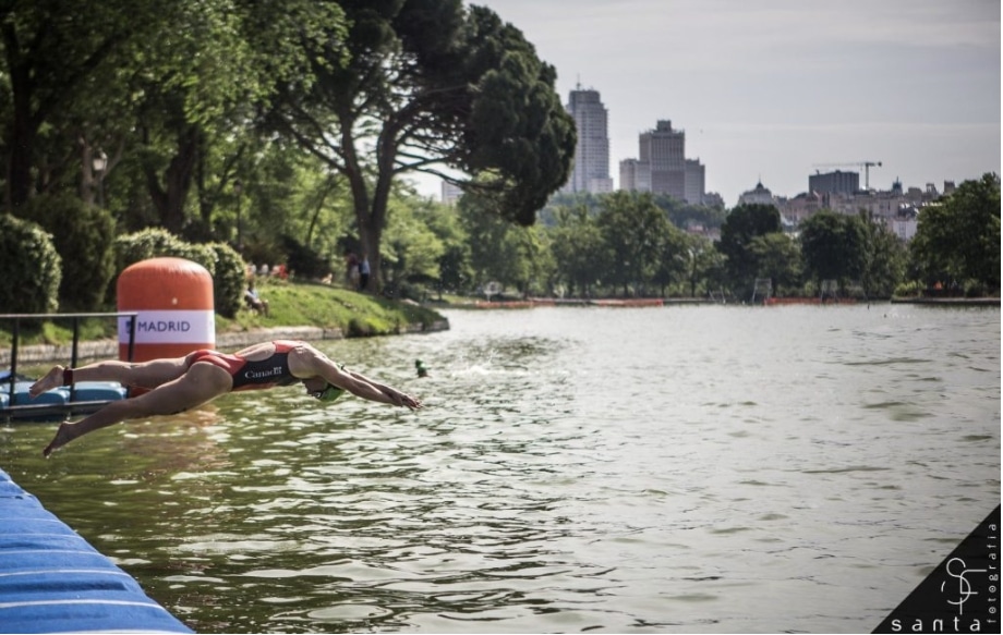 Heilige Fotografie/Bild eines Triathleten, der in Casa de Campo ins Wasser springt