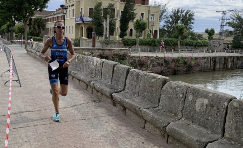 FETRI/ una triatleta corriendo en Aguilar de Campoo