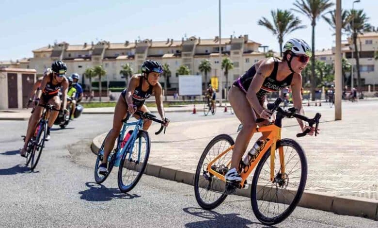 FETRI/ triatletas em um triatlo em Roquetas de Mar