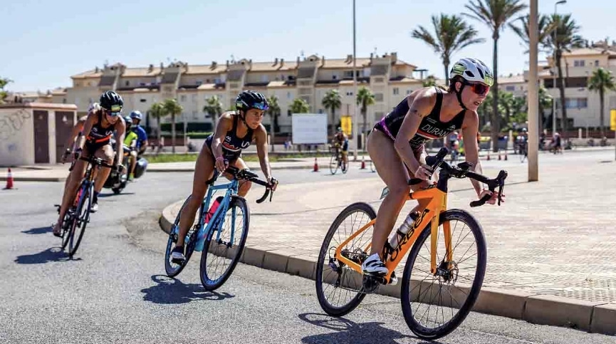 FETRI/ triatletas en un triatlón en Roquetas de mar