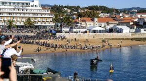 IM / image of the Bay of Cascais with triathletes