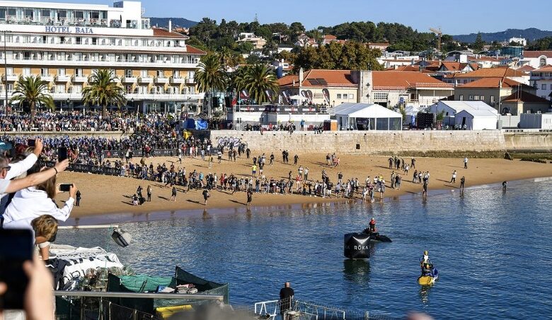 IM / image of the Bay of Cascais with triathletes