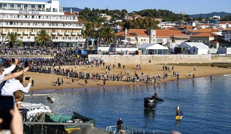 IM / image de la baie de Cascais avec des triathlètes