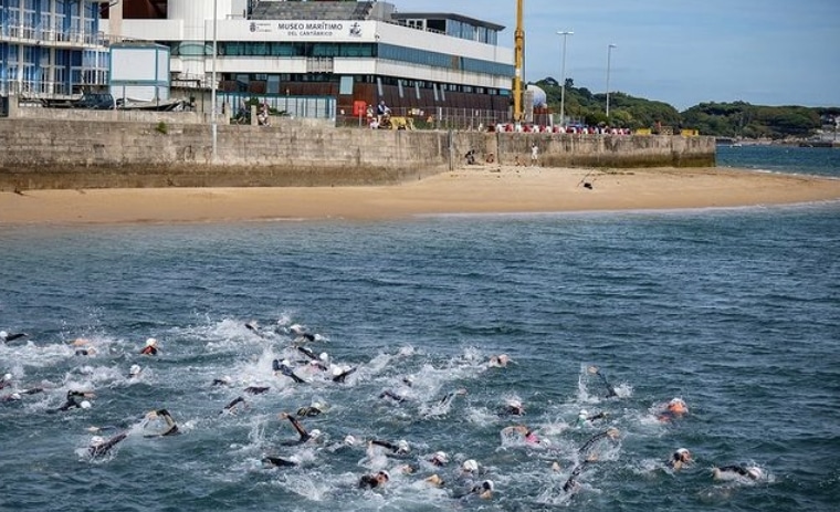 Bild vom Schwimmen beim Santander City Triathlon