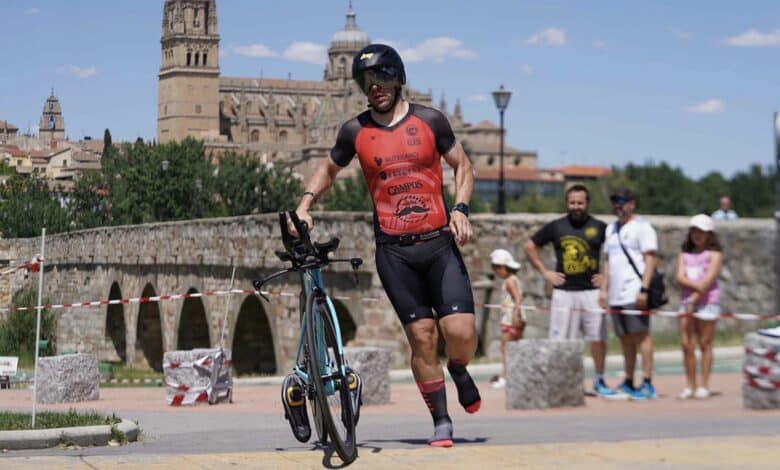 FETRI / A triathlete in the transition in Salamanca