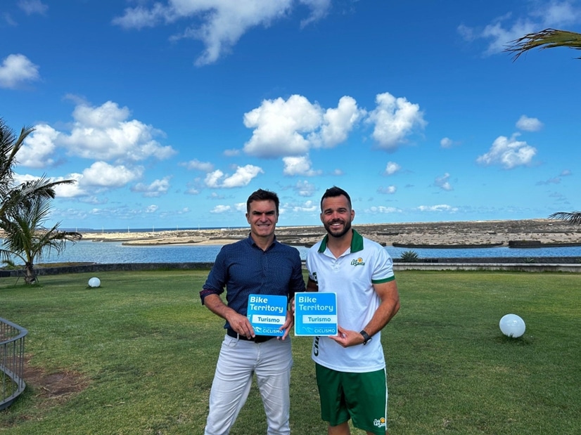 Héctor Fernández and Fabio Cabrera pose with the distinctive 'Bike Territory'