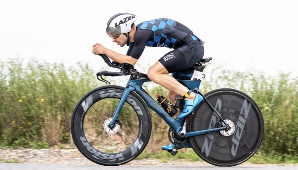 Un triatleta en competición