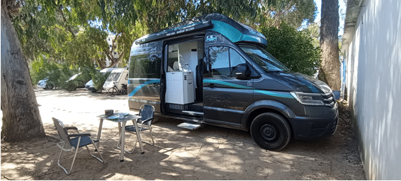 Bild eines Roadsurfers auf einem Campingplatz