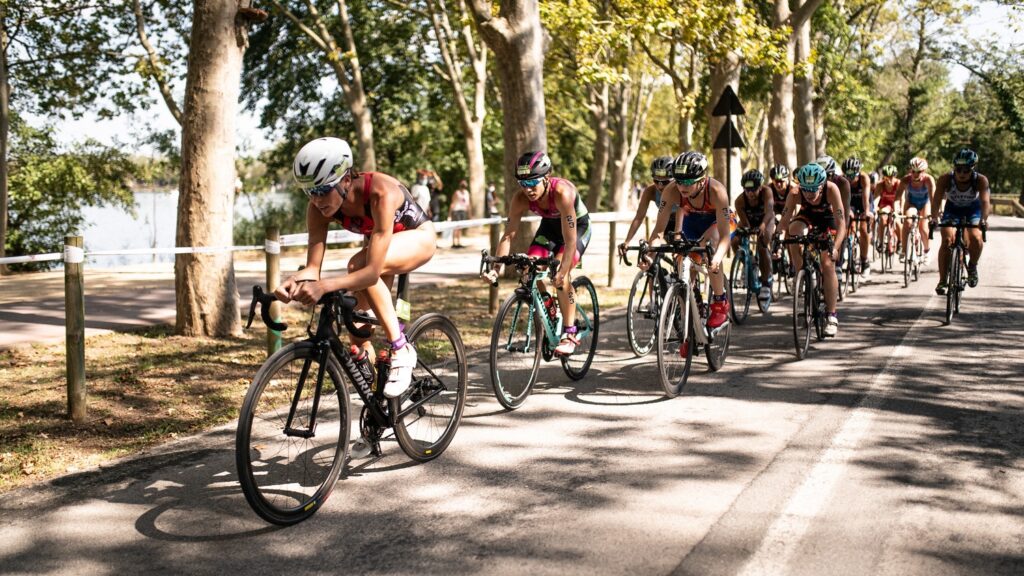 FETRI/ pelotón de triatletas en Banyoles