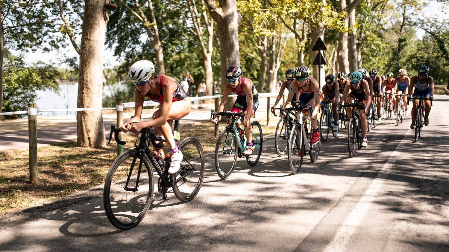 FETRI/ pelotón de triatletas en Banyoles