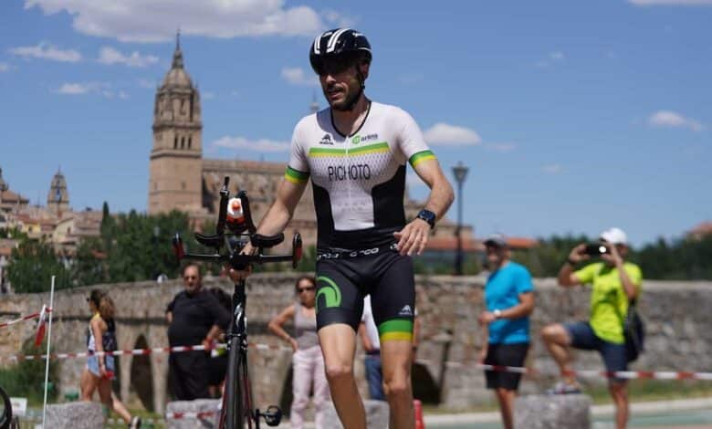 FETRI / a triathlete in the transition in Salamanca
